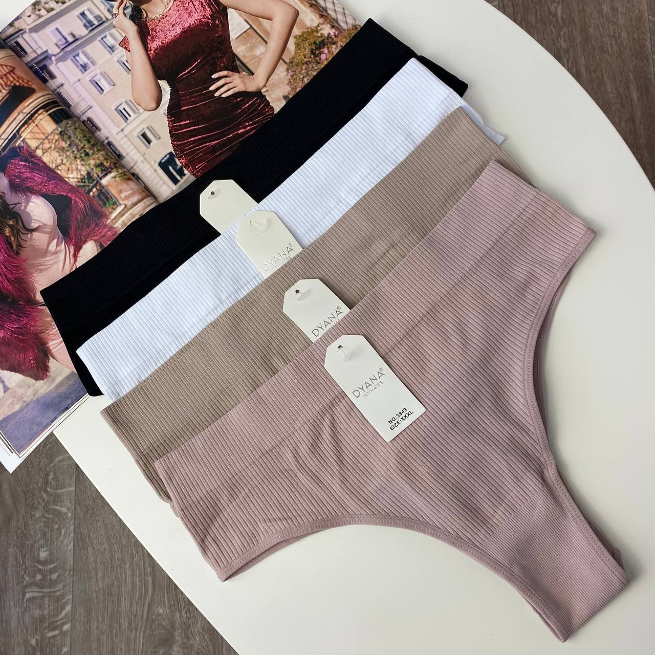 Әдемі қыздың қынапшасы туралы бейне Sex Train қараңыз